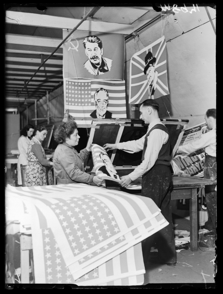 Рабочие на фабрике по производству флагов, Лондон, 1945. Фото: Daily Herald Archive / SSPL / Getty Images