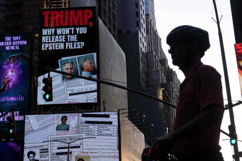 Билборд на Таймс-сквер в Нью-Йорке с призывом обнародовать документы по делу Эпштейна, 23 июля 2025 года