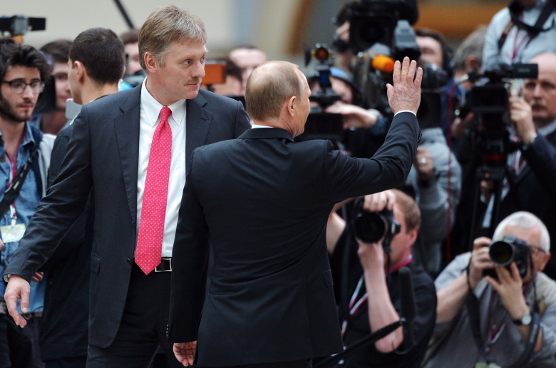 Пресс-секретарь президента РФ Дмитрий Песков и Владимир Путин после окончания "Прямой линии с Владимиром Путиным" в Гостинном дворе.