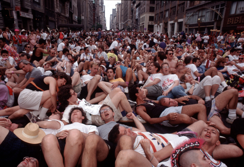 Сотни активистов организации ACT UP AIDS протестуют против промедлений в разработке эффективной терапии для ВИЧ/ СПИД. Нью-Йорк, июнь 1990. Через несколько лет Тимоти Браун тоже стал активным участником организации.