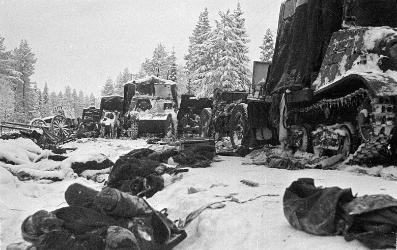 Брошеная советская техника и останки военнослужащих на Раатской дороге