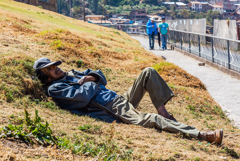 Житель района Сан-Кристобаль в городе Куско (Перу) отдыхает во время сиесты