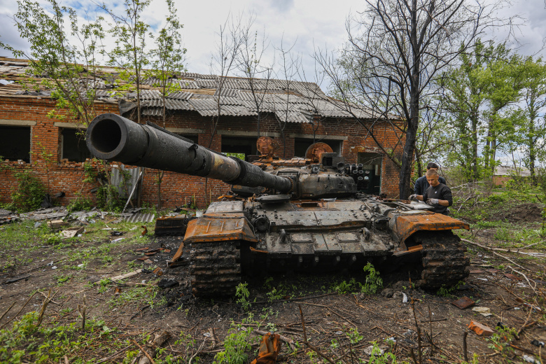Один из сожженных в Украине российских танков