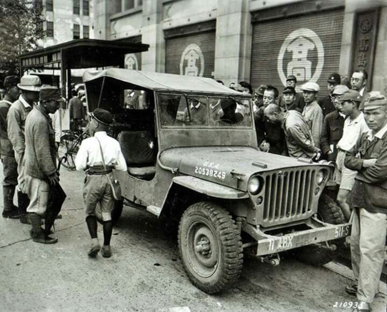 Первый американский джип на улицах оккупированного Токио, 30 августа 1945