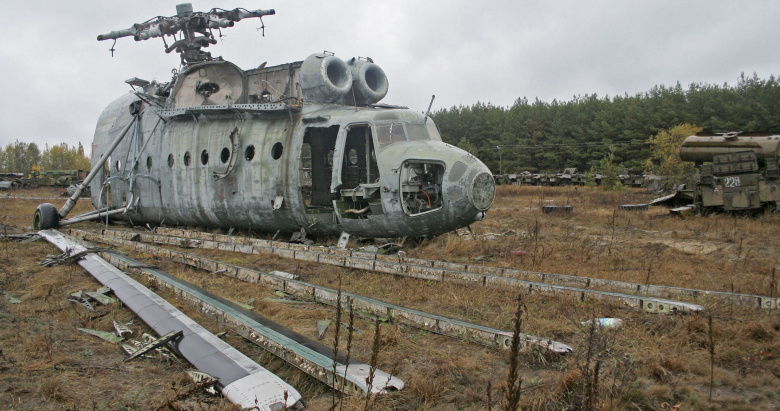 На свалке зараженной техники, которая участвовала в ликвидации аварии на Чернобыльской АЭС.