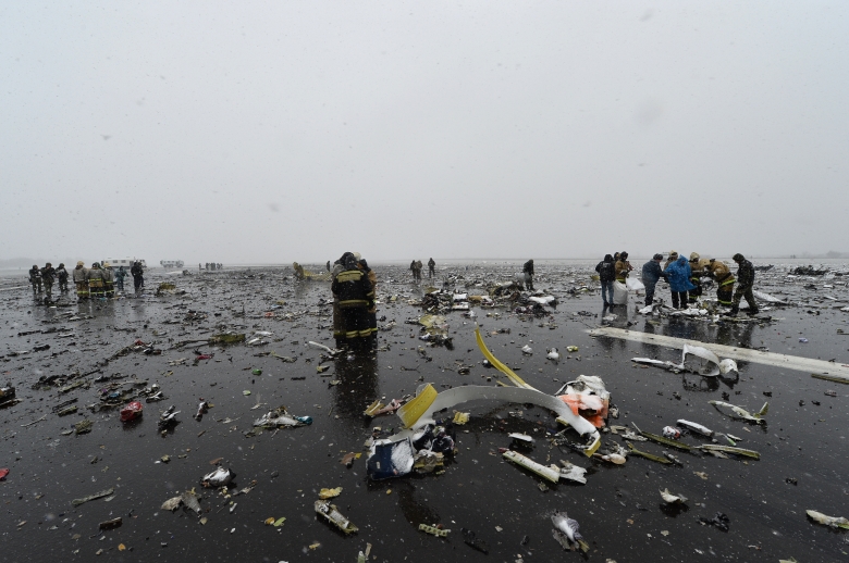 На месте крушения пассажирского самолета Boeing-737-800, который разбился при посадке в аэропорту Ростова-на-Дону.