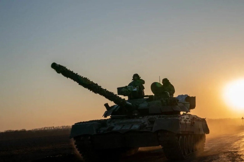 Танк на линии фронта в Украине