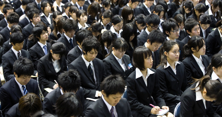 Студенты посещают мастер-класс по поиску работы. Токио.