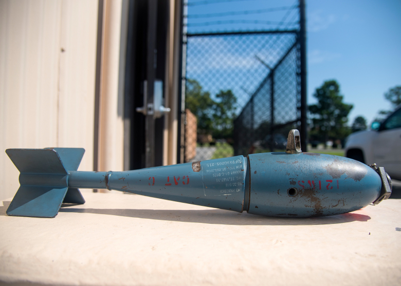 Учебная бомба BDU-33U Фото: Air Force Photo by 1ST class Eugene Oliver