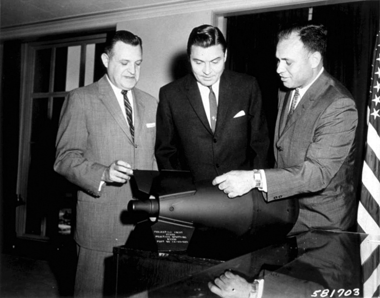 Американские чиновники и бомба M388 Davy Crockett — одно из самых миниатюрных ядерных взрывных устройств