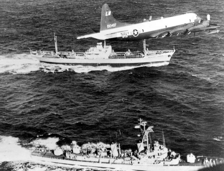 Конец кризиса: американский эсминец Barry и патрульный самолет береговой охраны США Lockheed P-3A Orion сопровождают советский сухогруз «Металлург Аносов», на котором вывозятся советские ракеты с Кубы. 10 ноября 1962