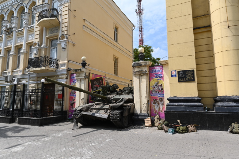 Танк ЧВК «Вагнер» застрял в воротах цирка, около здания ЮВО. Ростов-на-Дону, 24 июня 2023