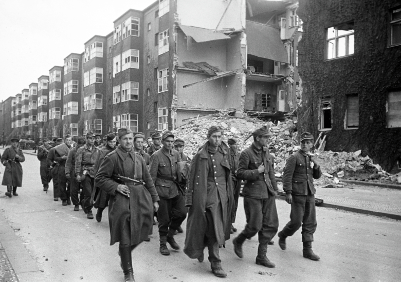Пленные немецкие солдаты и офицеры, 1945. Фото: Владимир Гребнев / РИА Новости