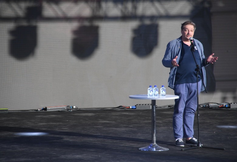Дмитрий Быков во время выступления. Фото: Кирилл Каллиников / РИА Новости