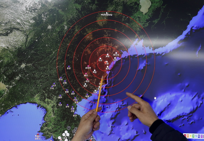 Сотрудник метеорологической администрации Южной Кореи показывает сейсмические волны, вызванные ядерными испытаниями в Северной Корее
