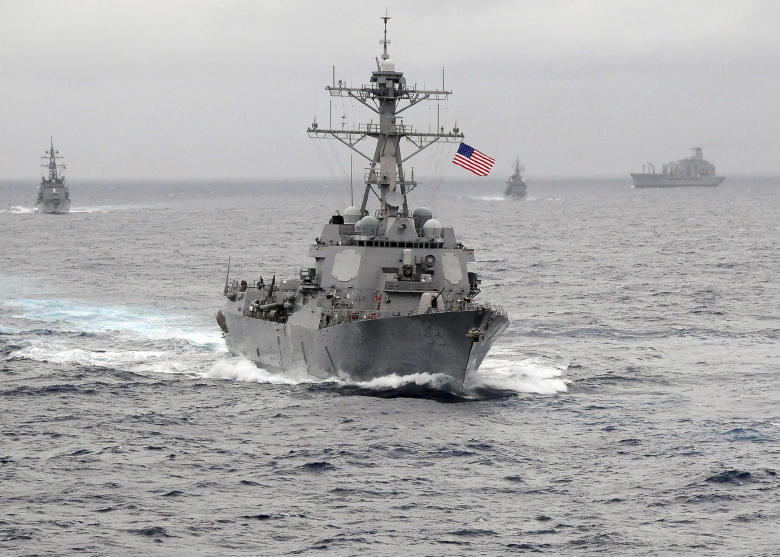 Американский эсминец USS Lassen в Тихом океане.