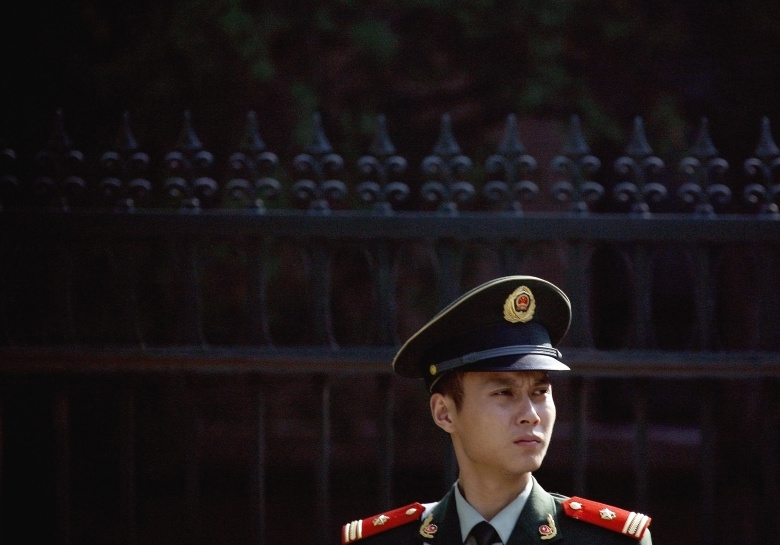 Полицейский у посольства КНДР в Пекине, Китай. Фото: David Gray / Reuters