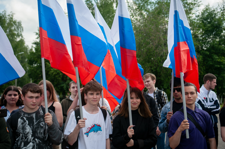 Молодые люди на митинге в День России в Тамбове