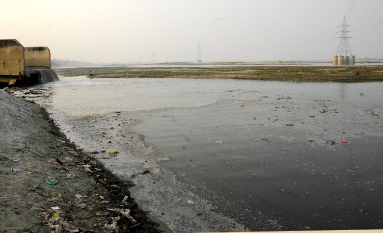 Сброс отходов в Ганг у города Канпур.
