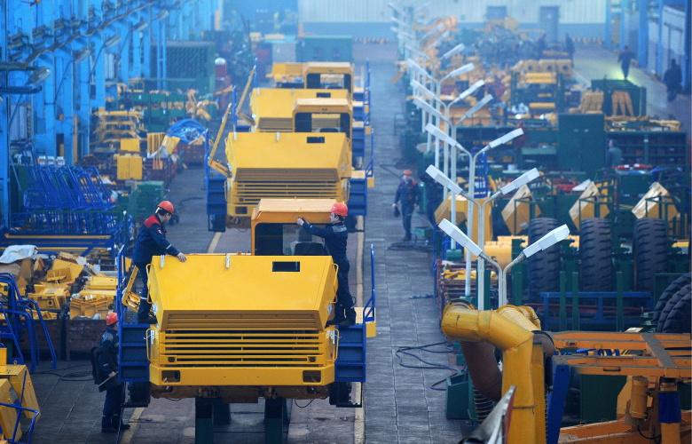Сборочный цех Белорусского автомобильного завода по производству карьерной техники в городе Жодино. Фото: Виктор Драчев / ТАСС