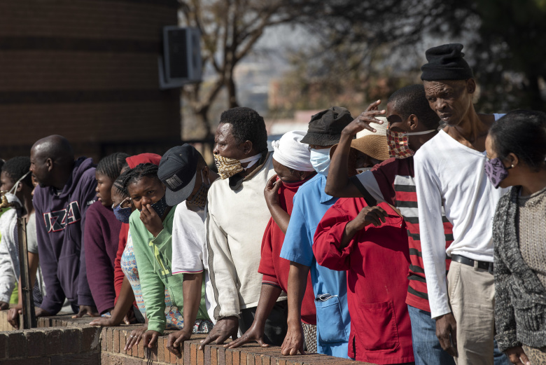 Люди выстроились в очередь для получения гуманитарной помощи, Соуето, ЮАР. Фото: Zuma / TASS