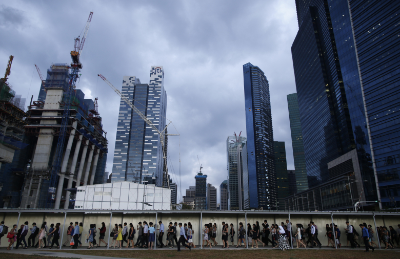 Офисные работники идут на работу в бизнес-центр, Сингапур. Фото: Edgar Su / Reuters