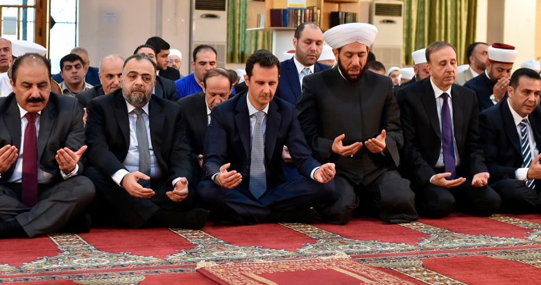 Президент Сирии Башар Асад во время молитвы в мечети аль-Адель в Дамаске.