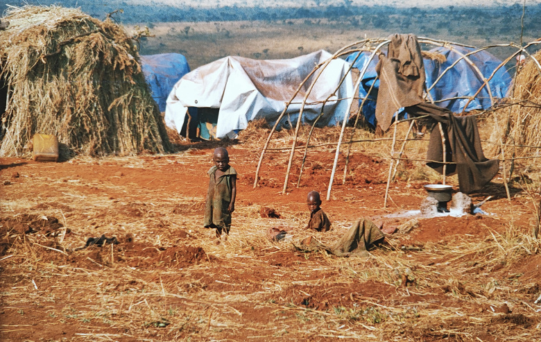 Хижины беженцев в лагере Бенако