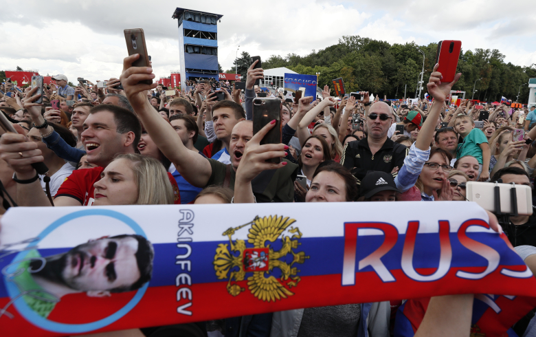 Фанаты встречают сборную России в Москве. Фото: Gleb Garanich / Reuters