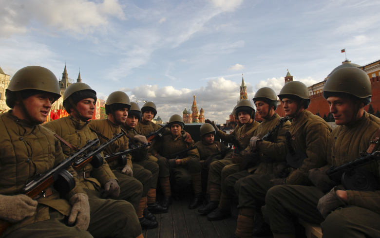 Военнослужащие во время репетиции парада 4 ноября на Красной площади