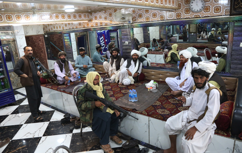 Члены «Талибана» (движение запрещено в РФ) в ресторане Кабула. Фото: Xinhua / Global Look Press