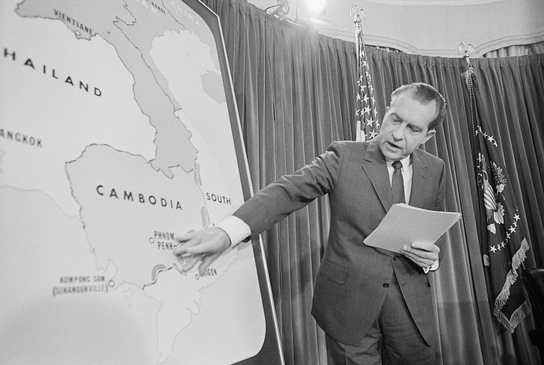 Президент США Ричард Никсон объявил, что несколько тысяч американских солдат вошли в Камбоджу, 1970.