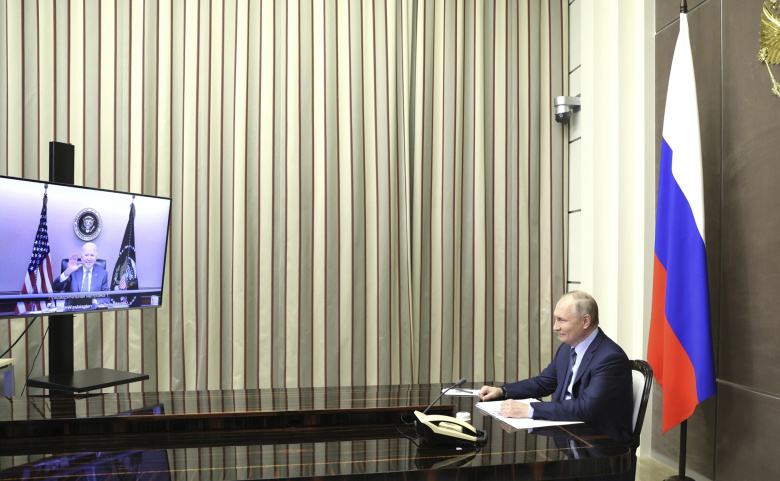Владимир Путин и Джо Байден во время беседы по видеосвязи. Фото: Mikhail Metzel / Kremlin / Global Look Press