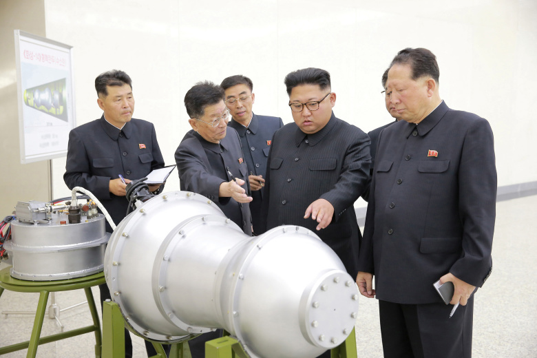 Ким Чен Ын осматривает объект, предположительно являющийся водородной бомбой. Фото: Reuters
