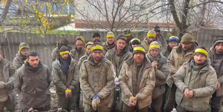 Российские военные, попавшие в плен, как утверждается, под Сватово в Луганской области