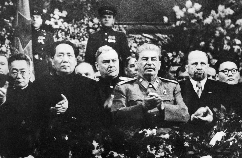 Слева направо: Мао Цзэдун, Николай Булганин, Иосиф Сталин, Вальтер Ульбрихт, Юмжагийн Цеденбал. Москва, 1949 год