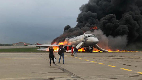Самолет авиакомпании "Аэрофлот" Sukhoi Superjet 100, вернувшийся во время рейса Москва - Мурманск в аэропорт Шереметьево из-за возгорания на борту.  Фото: youtube.com