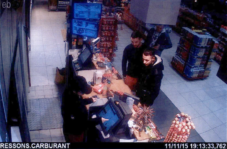 Салах Абдеслам (справа) и подозреваемый в пособничестве террористам Мохаммед Абрини на видеозаписи с камер автозаправки на севере Парижа 11 ноября 2015 года.
