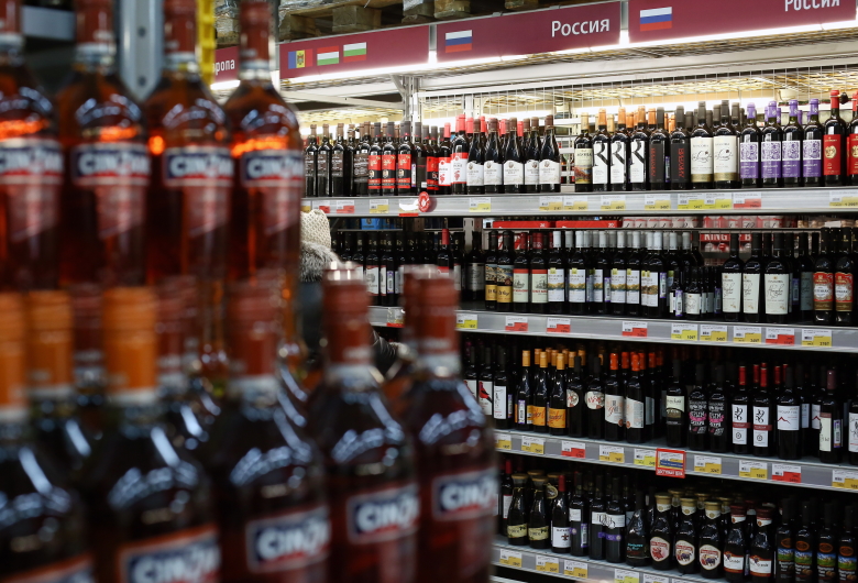 Продажа алкогольной продукции в гипермаркете "Лента". Фото: Александр Рюмин / ТАСС