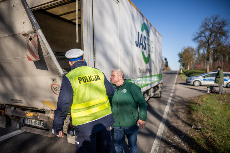 Польский пограничник проверяет грузовик на погранпереходе "Кузница" в связи с миграционным кризисом. Фото: Michael Kappeler / Global Look Press
