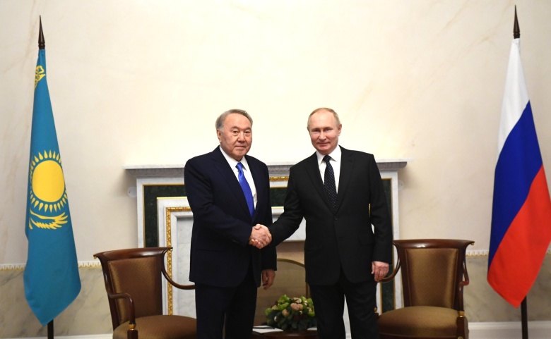 Бывший президент Казахстана Нурсултан Назарбаев и президент России Владимир Путин на встрече в рамках неформального форума лидеров стран СНГ, 28 декабря 2021 года, Санкт-Петербург