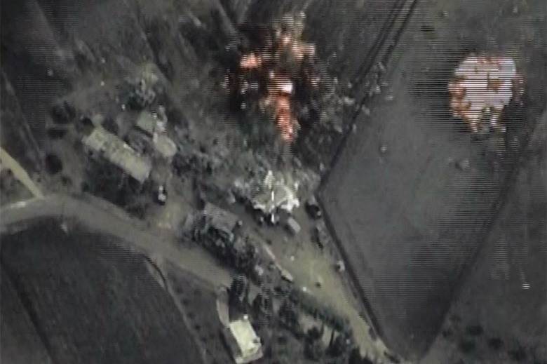 Российская авиационная группа нанесла точечные удары по объектам ИГИЛ в Сирии. Снимок с видео.