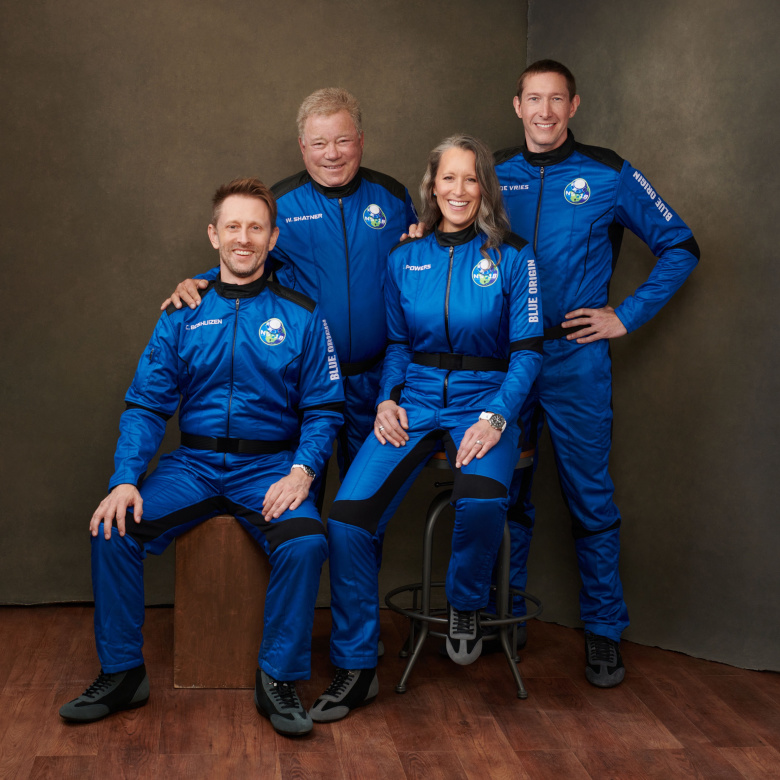 Экипаж NS-18, слева направо: доктор Крис Бошуизен, Уильям Шетнер, Одри Пауэрс и Глен де Врис. Фото: Blue Origin / Keystone Press Agency / Global Look Press