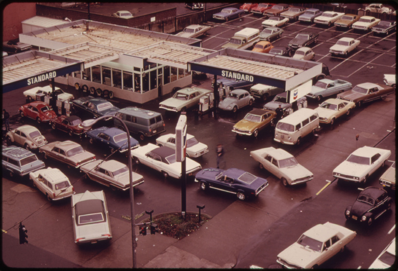 Паника: очередь на заправку в Портленде (штат Орегон) поздней осенью 1973 года. Норма отпуска — не больше 5 галлонов (ок. 19 л) на машину, заправка только по четным или нечетным дням в зависимости от цифр номерного знака.