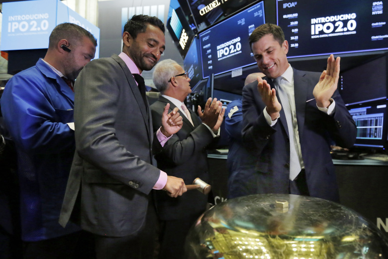 Размещение акций SCH на Нью-Йоркской бирже (NYSE) в 2017 году. Чамат Палихапития бьет в колокол. Фото: Richard Drew / AP / TASS