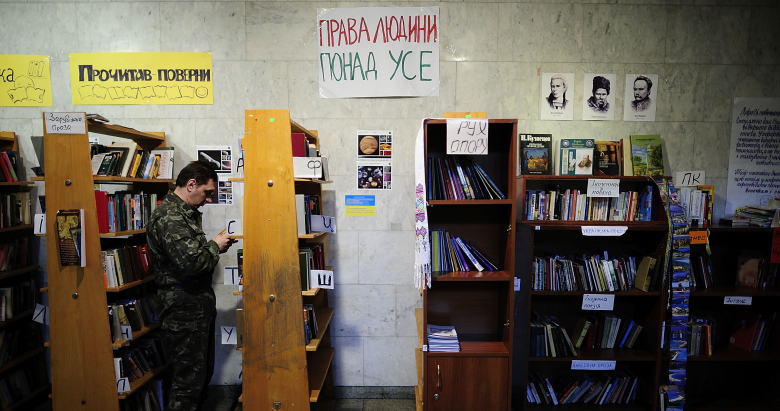 Импровизированная библиотека в Украинском доме на Европейской площади.
