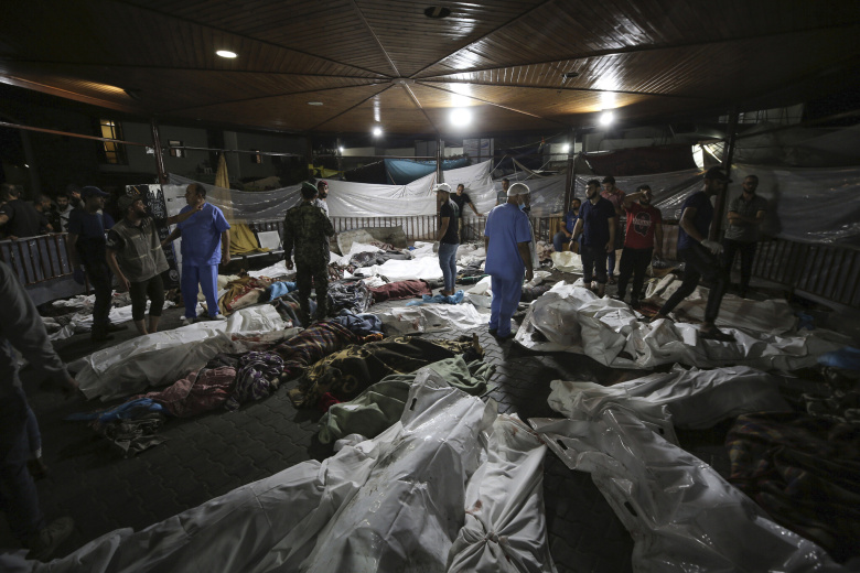 Тела палестинцев, погибших в результате взрыва в больнице Аль-Ахли