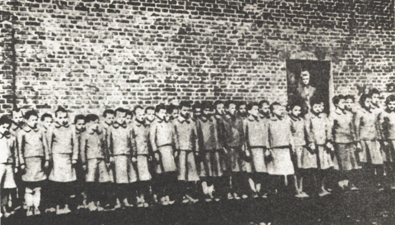 Польские дети в немецком трудовом лагере близ Згежа, 1942 год