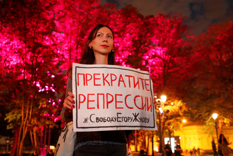Участница пикета в поддержку фигурантов "московского дела". Фото: Shamil Zhumatov / Reuters
