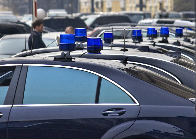 Машины со спецсигналами на стоянке около Государственной думы. Фото: Владимир Филонов / Fotoimedia / ТАСС